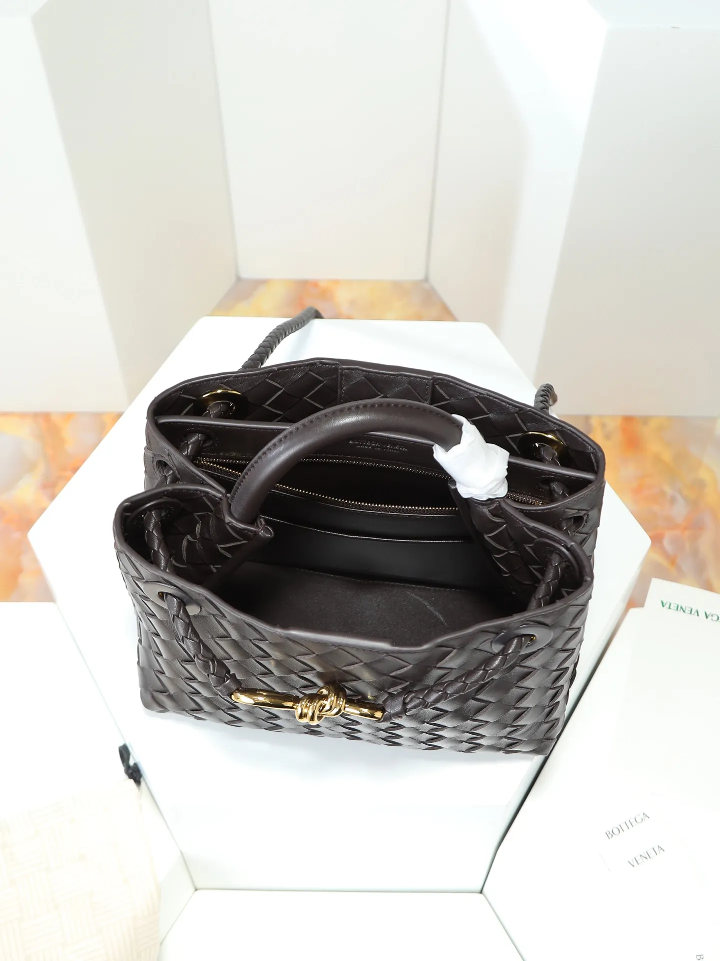 1300. Andiamo is shipping‼ ️Really popular🔥The new Andiamo woven handbag launched by Bottega Veneta this season is really popular all over the world! ! Celebrities at home and abroad have worn it, and Oscar-winning actress Michelle Yeoh has taken it out on the street. Song Jia, Trai Yala, Yu Feihong, Sanji Ayaka, Rosie Hunting-Whiteley, Yoshioka Riho, etc. have all worn this bag. It is classic and versatile and shows off your temperament, and the bag capacity is also large, which is very convenient for daily commuting! ! A variety of carrying methods, the shoulder straps can be adjusted by yourself, the original lambskin feels soft and delicate, and the unisex style breaks the gender boundaries and brings a more practical and long-lasting use experience. Andiamo, which has both elegant and casual styles, perfectly interprets the true appearance of "fashionable old money style". Style number: 766014 Size: 25*22*10.5cm